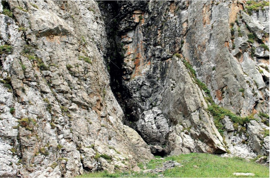Bild: Hier sehen Sie eine Felswand mit deutlich sichtbarem Mumijo